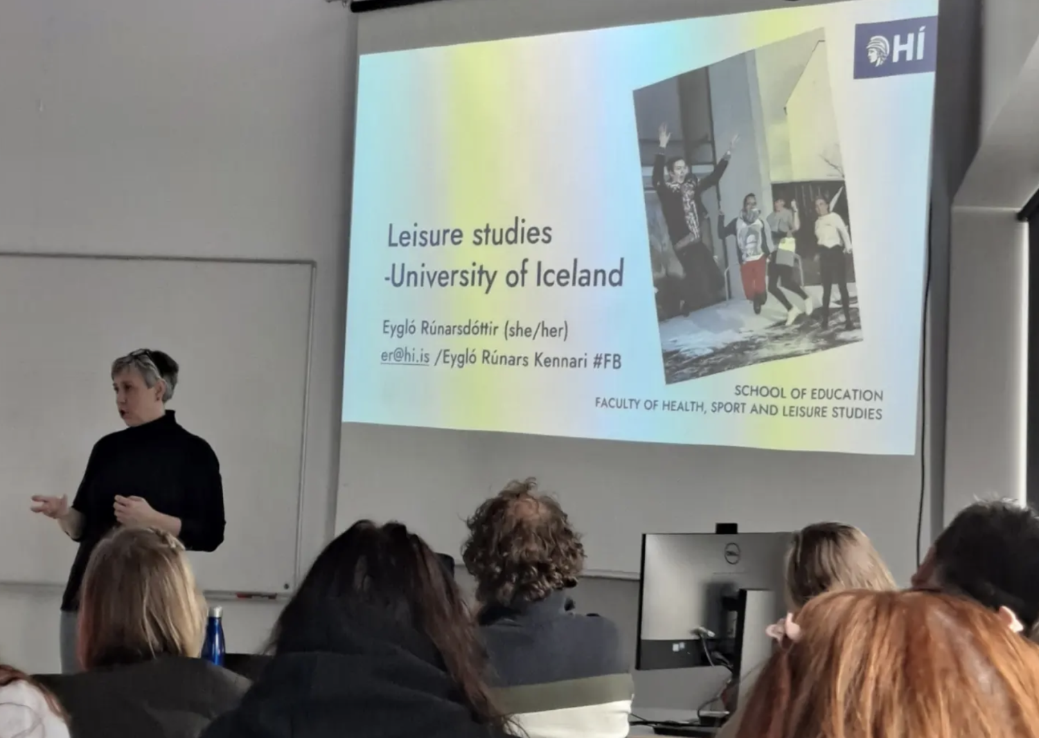 Ástríður Stefánsdóttir perehdyttämässä nuorisotyöntekijöitä Islannin yliopiston opinto-ohjelmiin
